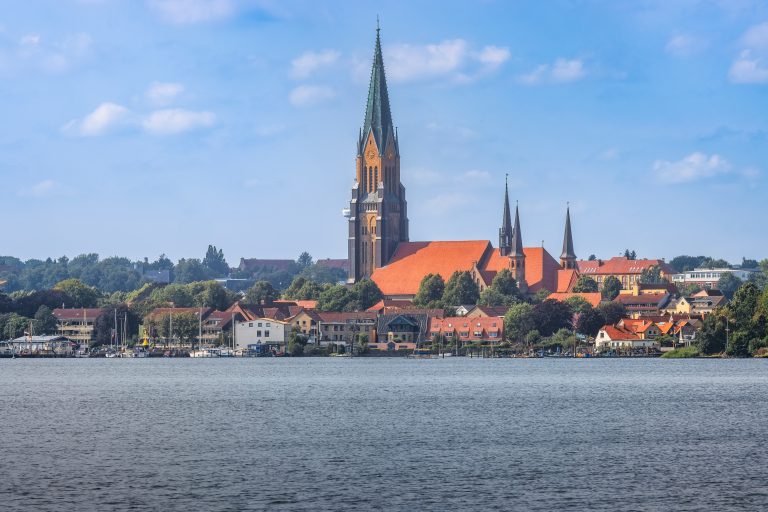 Blick von Fahrdorf über die Schlei nach Schleswig und dem Dom St. Petri