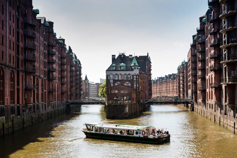 Barkasse wendet in der Speicherstadt-Mediaserver Hamburg-© Mediaserver Hamburg - Jörg Modrow